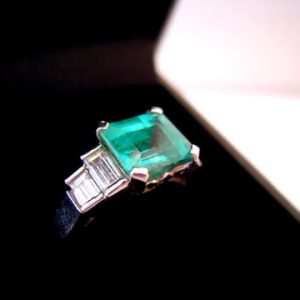 18ct Emerald & Diamond Ring