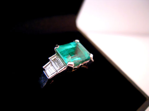 18ct Emerald & Diamond Ring